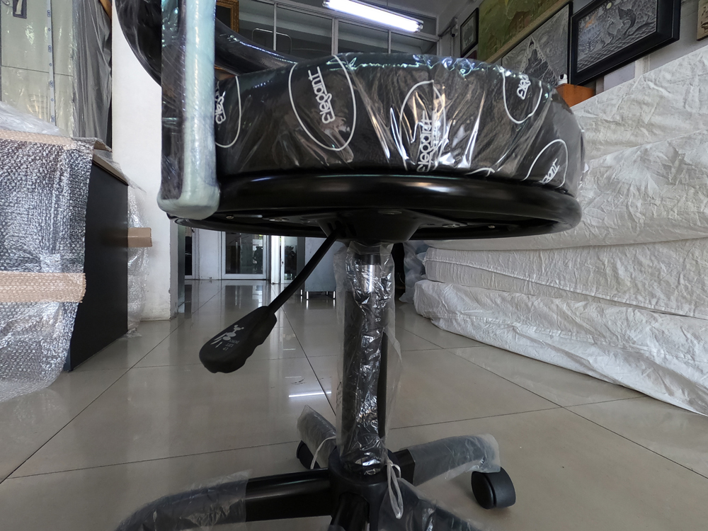 05008::MO-166::An elegant bar stool with PVC leather seat and plastic/chrome/black steel base. Dimension (WxDxH) cm : 40x40x47