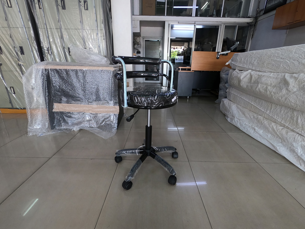 05008::MO-166::An elegant bar stool with PVC leather seat and plastic/chrome/black steel base. Dimension (WxDxH) cm : 40x40x47