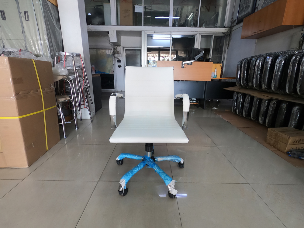 10056::FB-W708PU::เก้าอี้สำนักงาน โครงสร้างเหล็กชุบโครเมี่ยมทั้งตัว หุ้มหนังPU ล้อPV โช๊คอัพคุณภาพดี ขนาด ก530xล610xส900-1000 มม. ***สินค้ารับประกัน 1 ปี *** มี 2 สี(สีขาว,สีดำ) เก้าอี้สำนักงาน CL CL เก้าอี้สำนักงาน