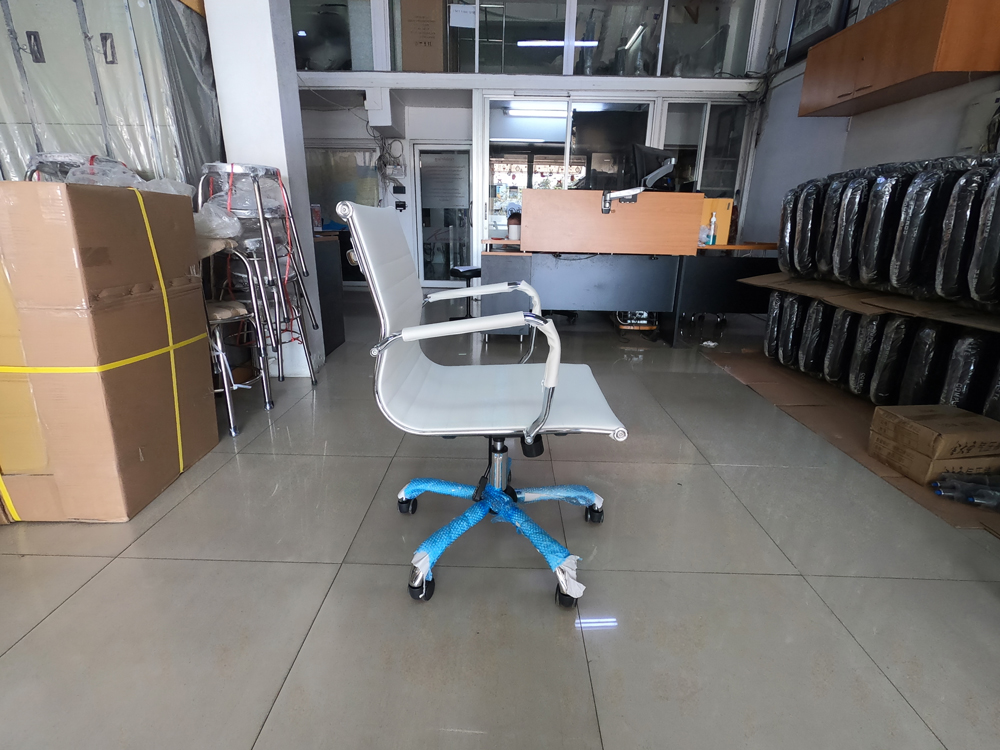 10056::FB-W708PU::เก้าอี้สำนักงาน โครงสร้างเหล็กชุบโครเมี่ยมทั้งตัว หุ้มหนังPU ล้อPV โช๊คอัพคุณภาพดี ขนาด ก530xล610xส900-1000 มม. ***สินค้ารับประกัน 1 ปี *** มี 2 สี(สีขาว,สีดำ) เก้าอี้สำนักงาน CL CL เก้าอี้สำนักงาน