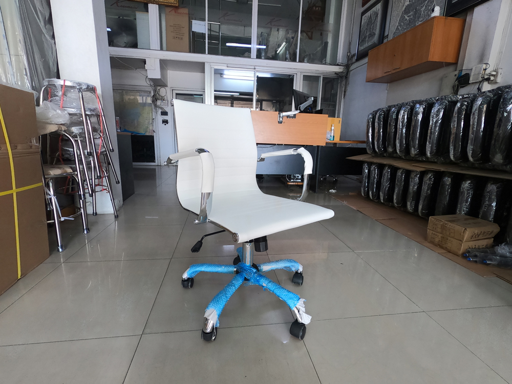 10056::FB-W708PU::เก้าอี้สำนักงาน โครงสร้างเหล็กชุบโครเมี่ยมทั้งตัว หุ้มหนังPU ล้อPV โช๊คอัพคุณภาพดี ขนาด ก530xล610xส900-1000 มม. ***สินค้ารับประกัน 1 ปี *** มี 2 สี(สีขาว,สีดำ) เก้าอี้สำนักงาน CL CL เก้าอี้สำนักงาน