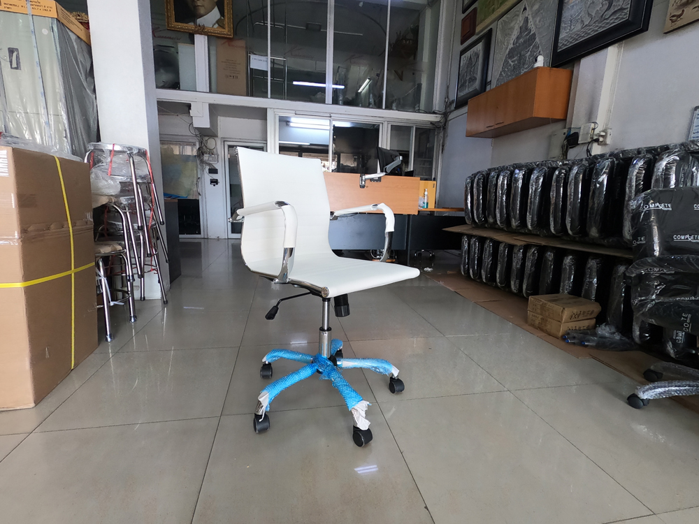 10056::FB-W708PU::เก้าอี้สำนักงาน โครงสร้างเหล็กชุบโครเมี่ยมทั้งตัว หุ้มหนังPU ล้อPV โช๊คอัพคุณภาพดี ขนาด ก530xล610xส900-1000 มม. ***สินค้ารับประกัน 1 ปี *** มี 2 สี(สีขาว,สีดำ) เก้าอี้สำนักงาน CL CL เก้าอี้สำนักงาน