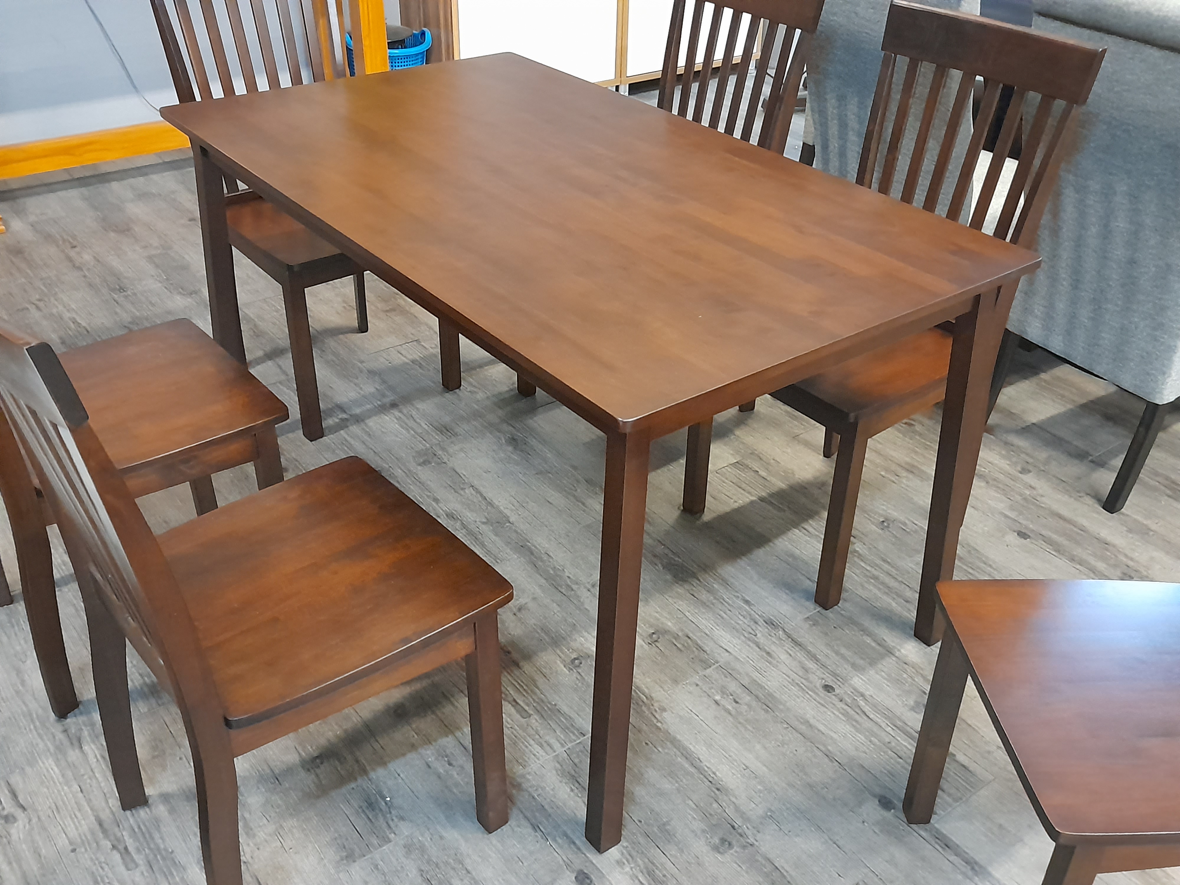 95051::LAMOYA(ลาโมย่า)::ชุดโต๊ะอาหารหน้าไม้ 6 ที่นั่ง โต๊ะ ขนาด ก1400xล800xส756 มม. เก้าอี้ขนาด ก420xล500xส960มม.โครงสร้างตัวโต๊ะและท็อปทำจากไม้ยางพารา ลวดลายสวยงาม โครงสร้างตัวเก้าอี้อาหารทำจากไม้ยางพารา รองรับน้ำหนักได้ดี ทำความสะอาดง่าย สวย แข็งแรง ทนทาน เบสช้อยส์ ชุดโต๊ะอาหา