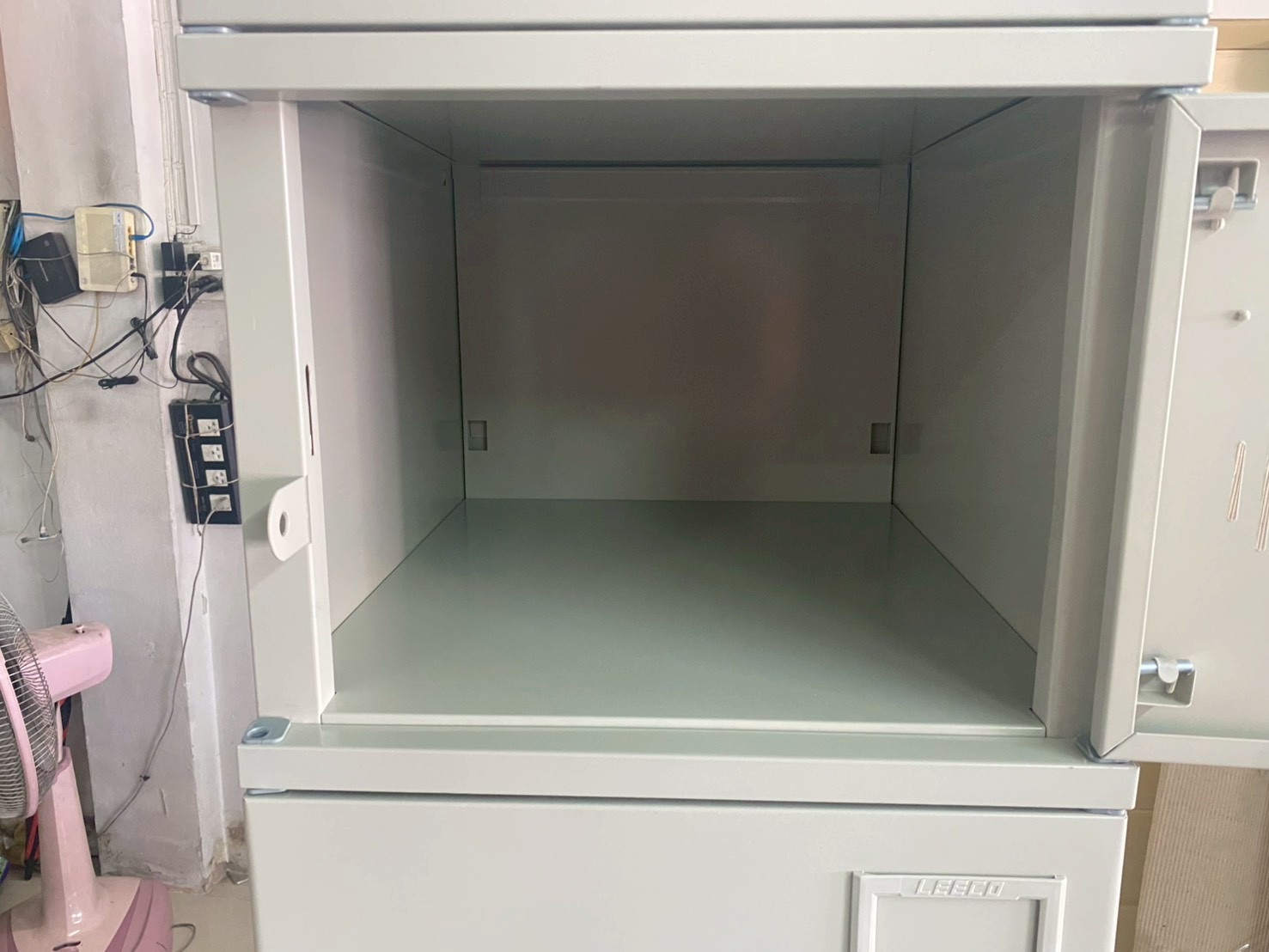 17077::LK-206::ตู้ล็อกเกอร์ 6 ประตู กุญแจพร้อมหูร้อย เหล็กหนา 0.6 มม. ขนาด W382xD470xH1830 มม. Knockdown ถอดประกอบได้ น้ำหนัก 32 kg ลีโก้ ตู้ล็อกเกอร์เหล็ก