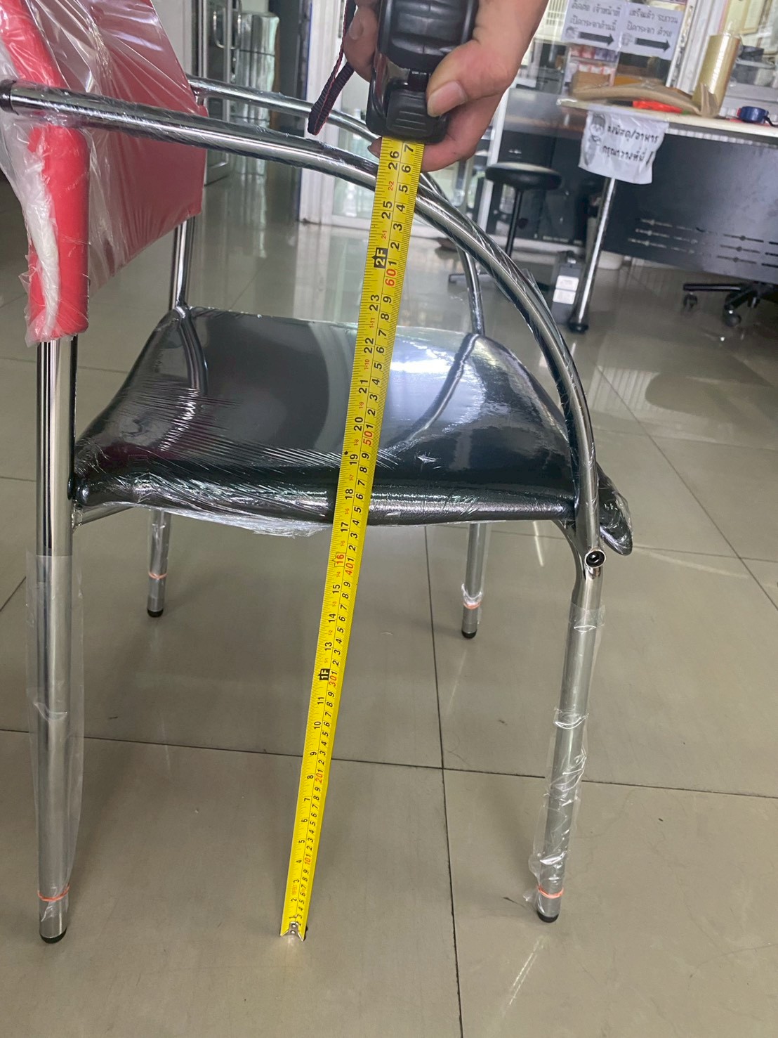 04017::VC-614::A VC modern chair with armrest, PVC leather/mesh fabric seat and chrome base. Dimension (WxDxH) cm : 49x52x82
