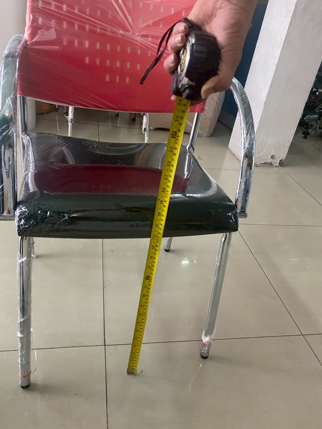 04017::VC-614::A VC modern chair with armrest, PVC leather/mesh fabric seat and chrome base. Dimension (WxDxH) cm : 49x52x82
