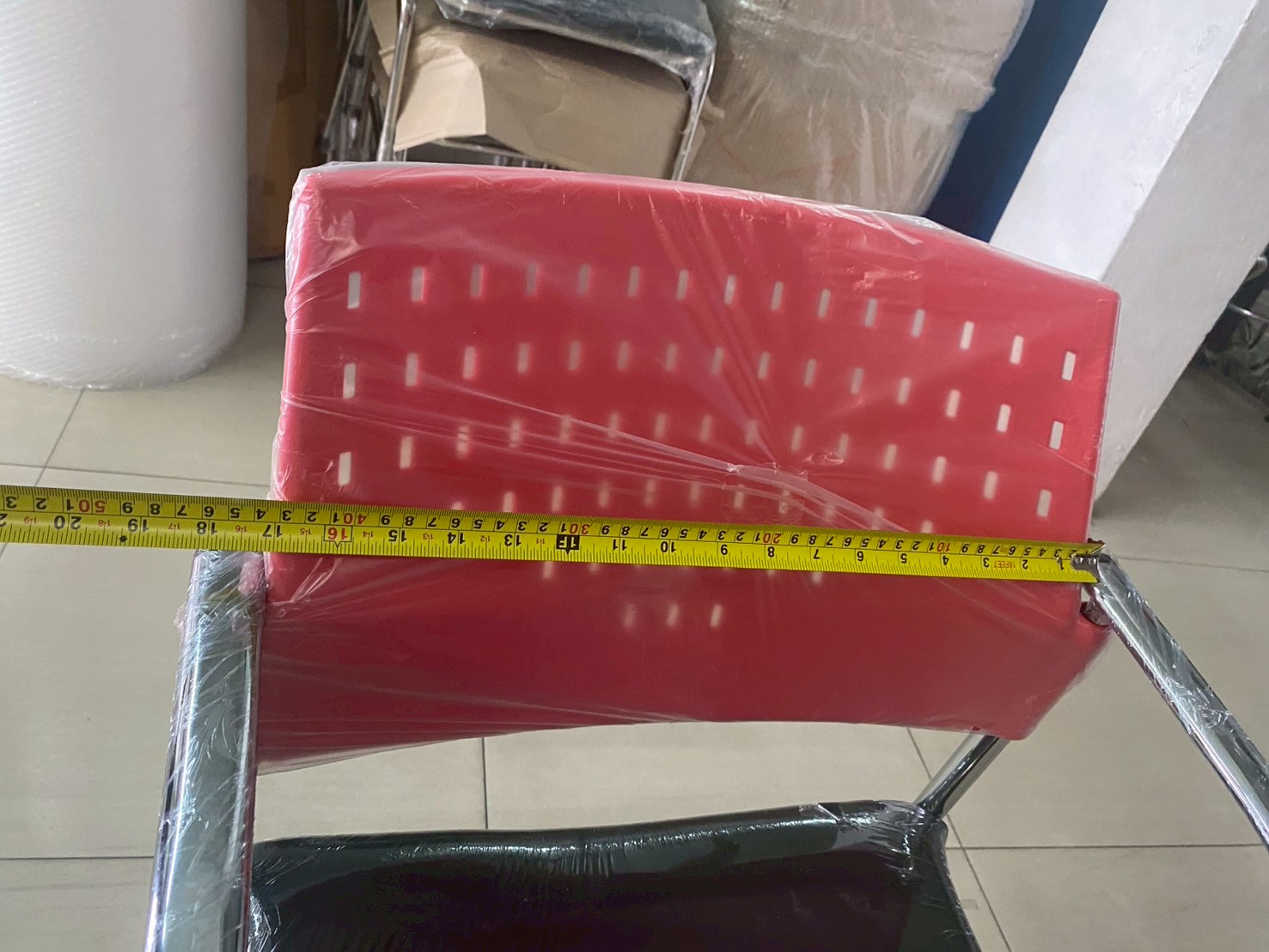 04017::VC-614::A VC modern chair with armrest, PVC leather/mesh fabric seat and chrome base. Dimension (WxDxH) cm : 49x52x82
