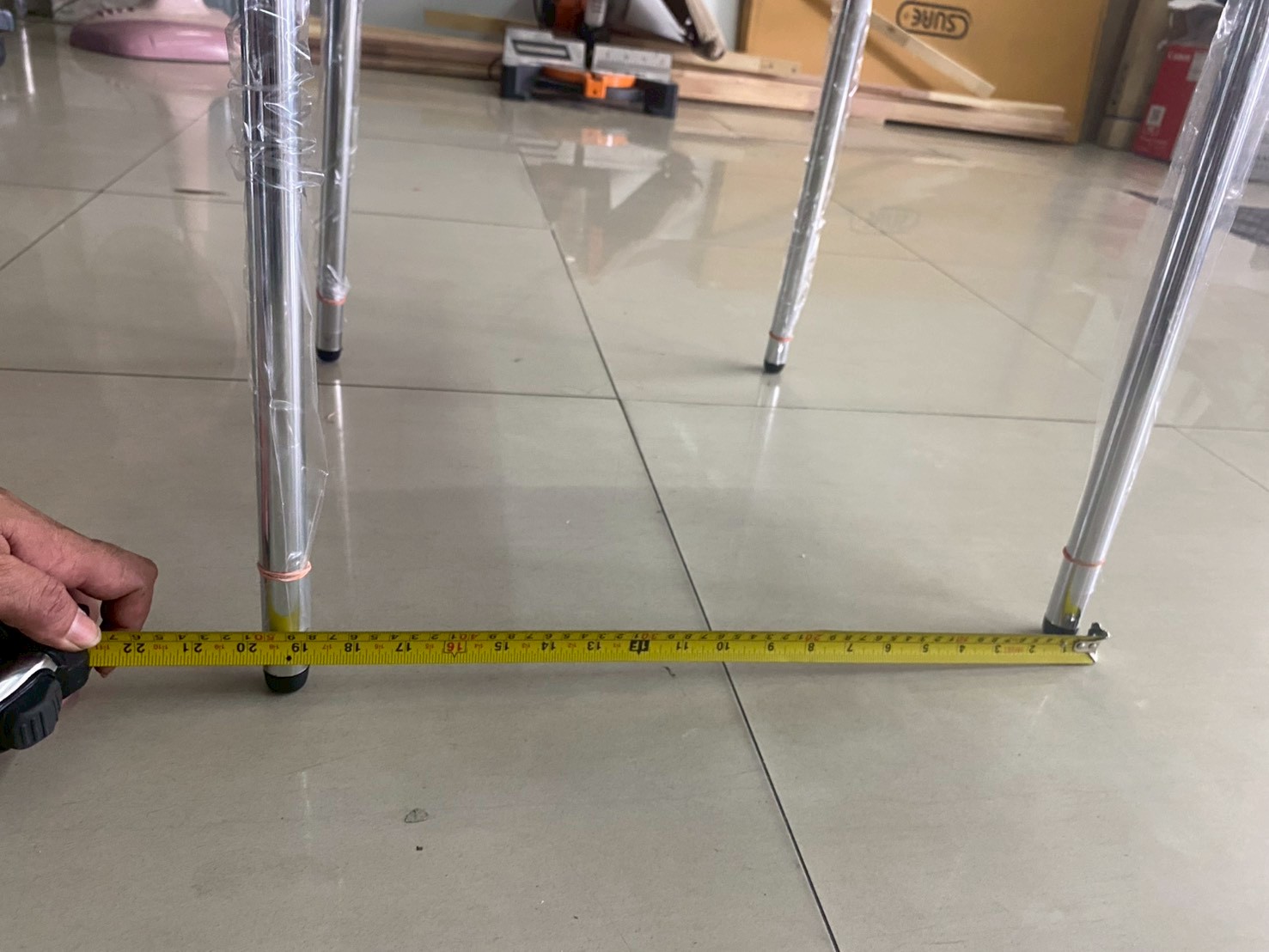 04017::VC-614::A VC modern chair with armrest, PVC leather/mesh fabric seat and chrome base. Dimension (WxDxH) cm : 49x52x82
