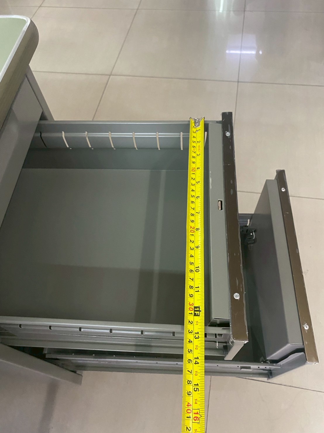 39070::OD-35-40::A Smart Form steel table. Dimension (WxDxH) cm : 106.7x66x75/121.9x66x75. Available in Grey-Ovaltine Metal Tables Smart FORM 