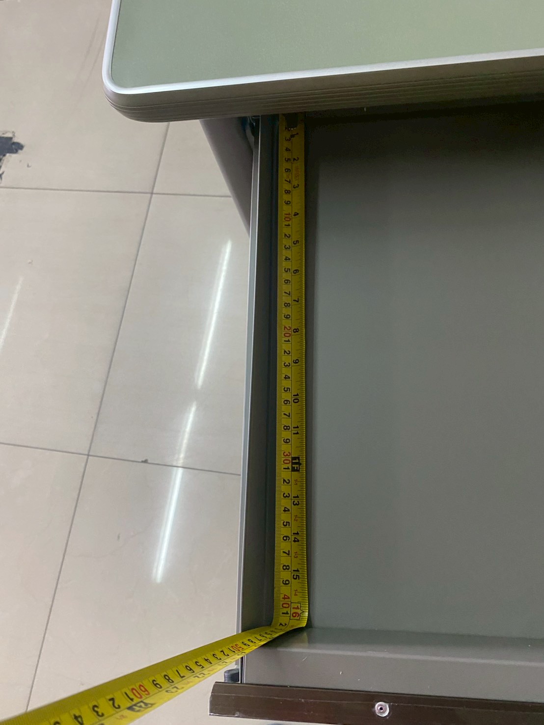 39070::OD-35-40::A Smart Form steel table. Dimension (WxDxH) cm : 106.7x66x75/121.9x66x75. Available in Grey-Ovaltine Metal Tables Smart FORM 