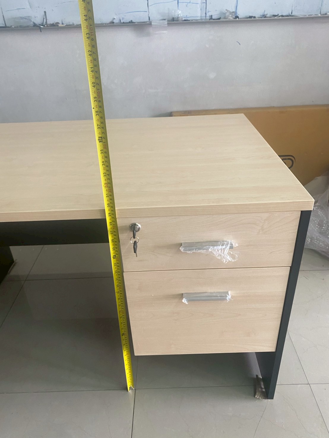 62027::VC-12080::โต๊ะทำงานผิวเมลามีน ขนาด ก1200xล800xส750 มม. แผ่นท็อปหนา 25 มม. ปิดขอบ PVC หนา 2 มม. แผ่นขา19 มม. ปิดขอบ PVC หนา 1 มม. ลิ้นชักกว้าง 42 ซม.  วีซี โต๊ะสำนักงานเมลามิน