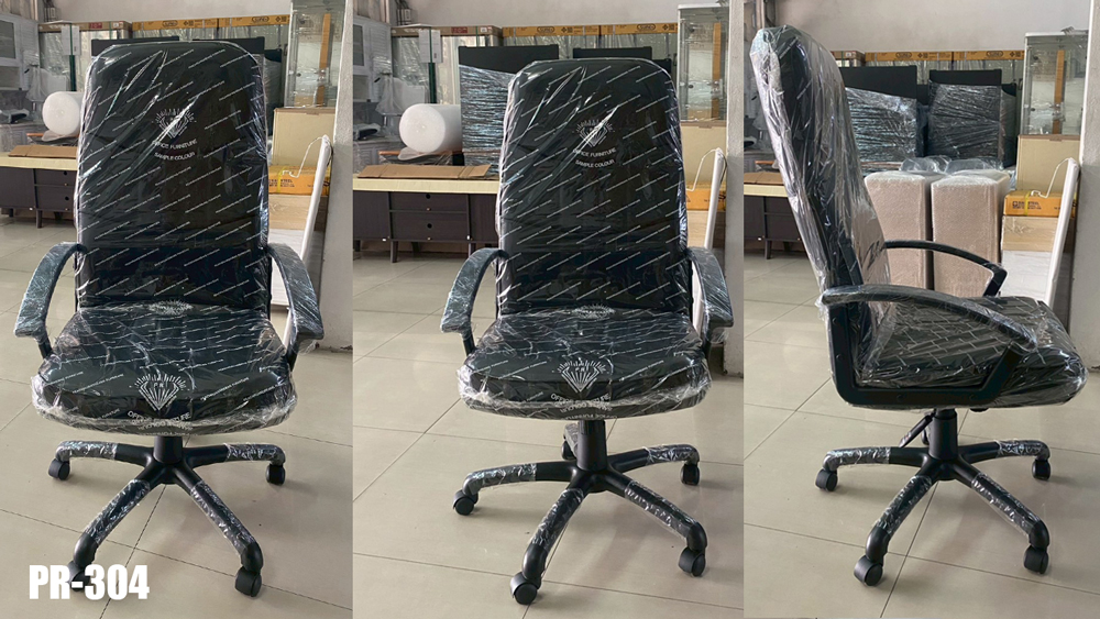 01045::PR-304::A PR executive chair with PVC leather/fabric seat and gas-lift adjustable. Dimension (WxDxH) cm : 63x73x118