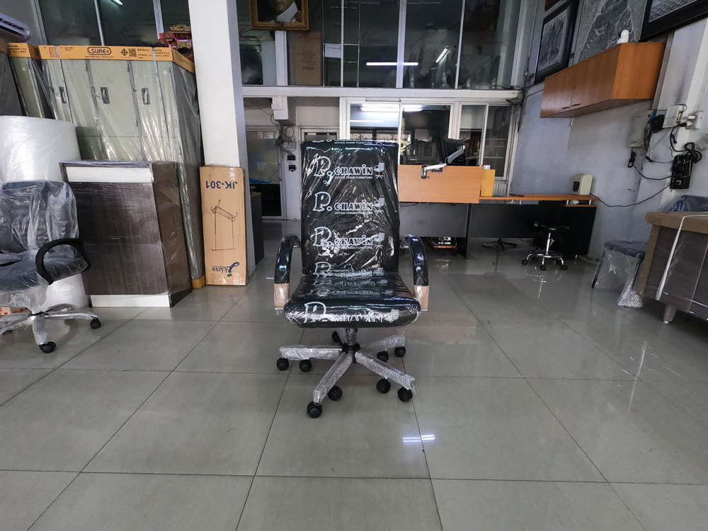 36050::SK016L-CC::A Chawin office chair with PVC leather seat, tilting backrest, chrome plated base and gas-lift adjustable. Dimension (WxDxH) cm : 65x60x115-125 CHAWIN Executive Chairs