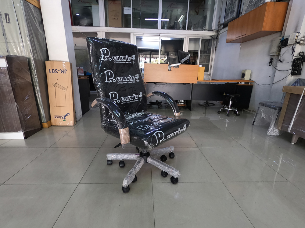 36050::SK016L-CC::A Chawin office chair with PVC leather seat, tilting backrest, chrome plated base and gas-lift adjustable. Dimension (WxDxH) cm : 65x60x115-125 CHAWIN Executive Chairs