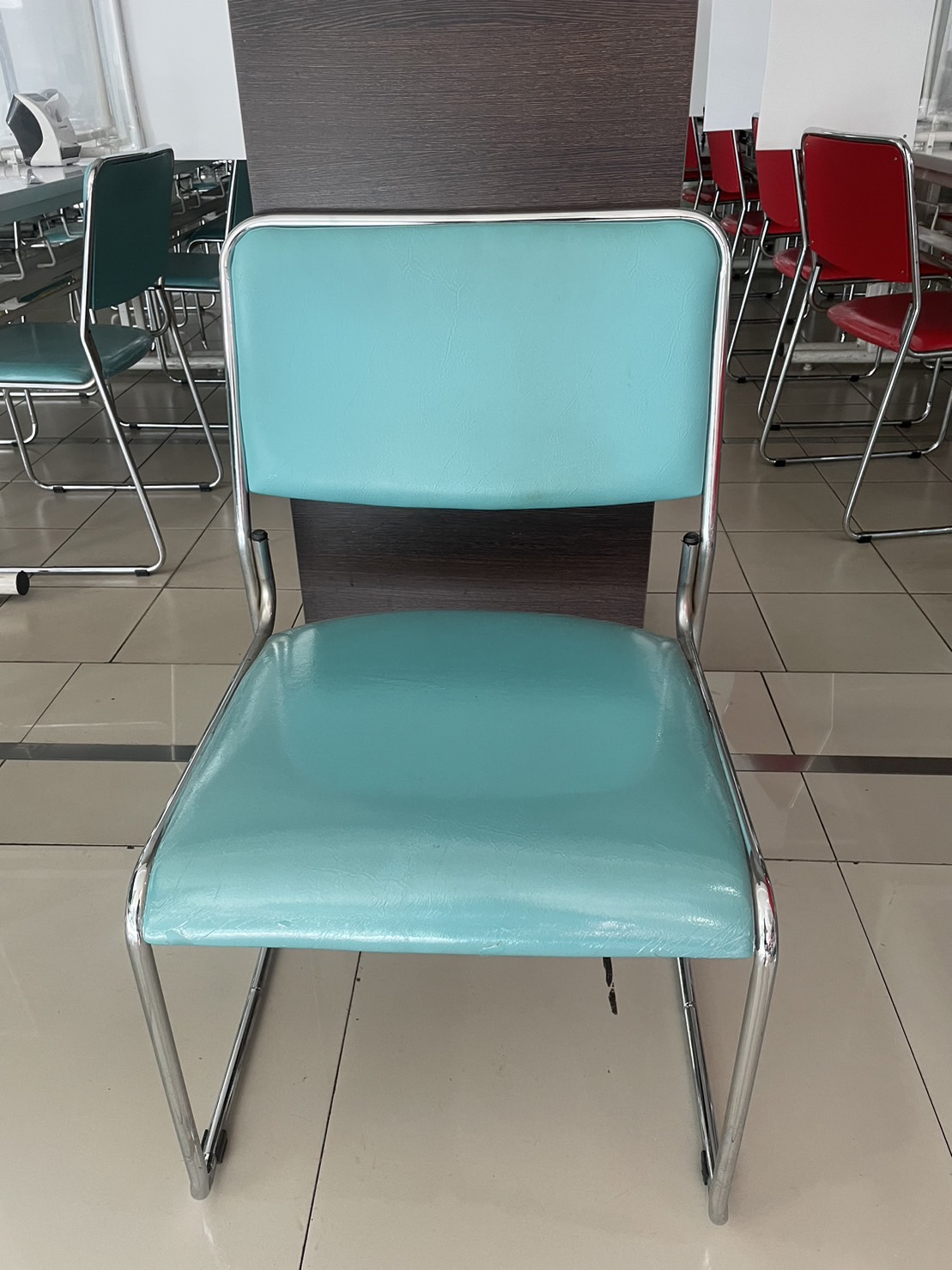 96086::VC-830::A VC modern chair with PVC leather/mesh fabric seat and chrome base. Dimension (WxDxH) cm : 46x53x78 