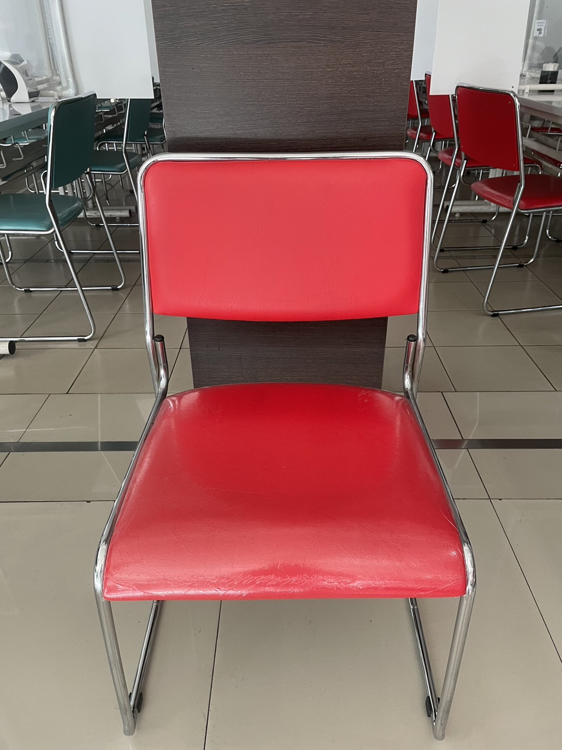 58022::VC-830::A VC modern chair with PVC leather/mesh fabric seat and chrome base. Dimension (WxDxH) cm : 46x53x78 
