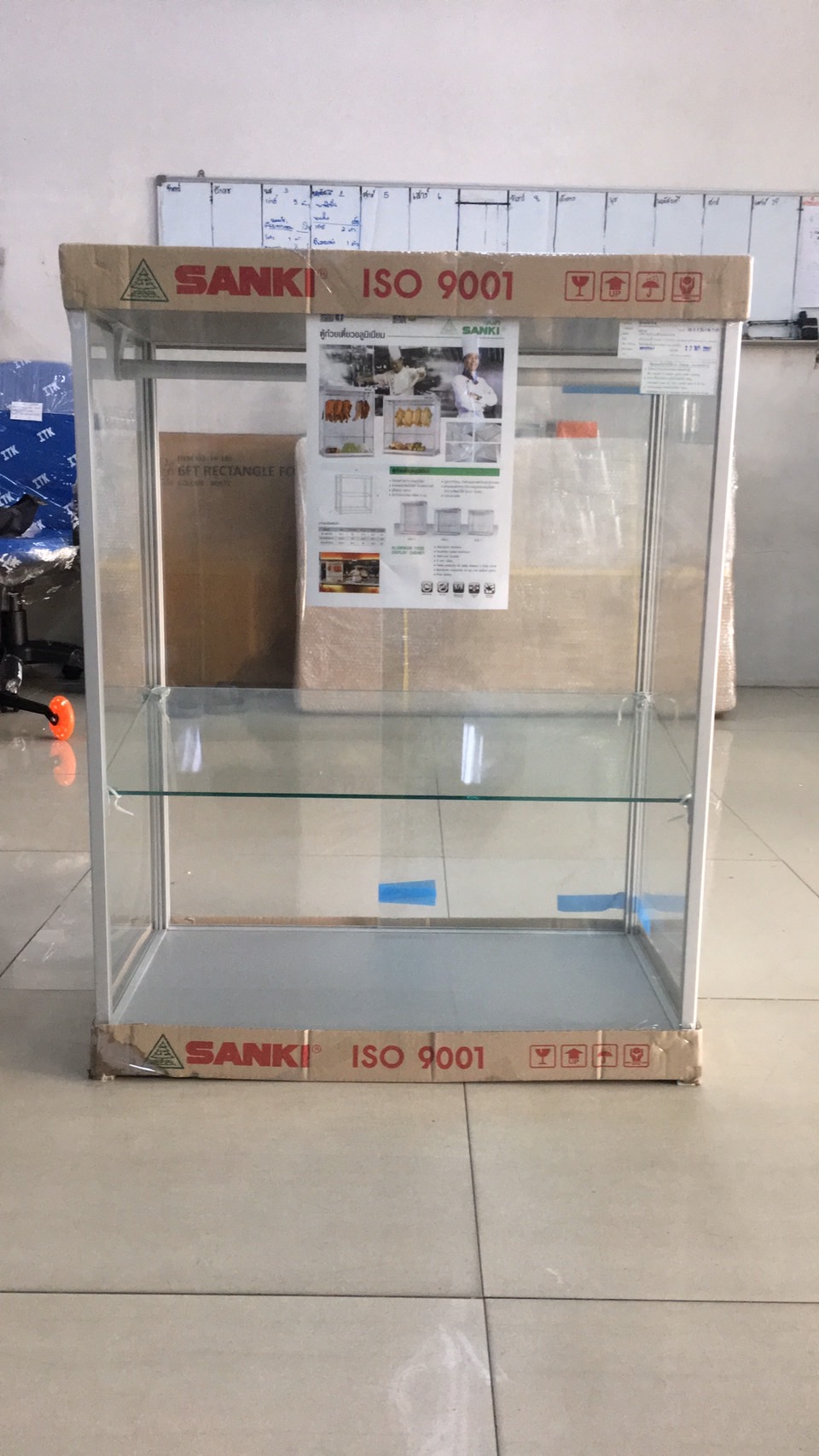 80048::SCN-3(ตู้ก๋วยเตี๋ยวใหญ่)::ตู้ก๋วยเตี๋ยวและตู้ร้านข้าวมันไก่ (ตู้ใหญ่) ขนาด ก650Xล360Xส869 มม. มีราวแขวนอาหาร ปิดกั้นด้วยกระจกใส 4 มุม เพื่อป้องกันแมลง ด้านหลังสามารถเลื่อนเปิด-ปิด ได้ มีแผ่นชั้นกระจกให้ 1 แผ่น แข็งแรงทนทาน มีสีอลูมิเนียมสีเดียว ตู้ก๋วยเตี๋ยว ซันกิ