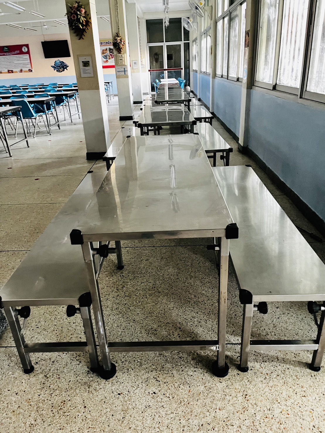 64012::SPD-T1C2-175::โต๊ะโรงอาหารสแตนเลส ขนาด w175*d60*h75 cm จำนวน1ตัว และเก้าอี้สแตนเลสยาว ขนาด w175*d40*h45 cm จำนวน2ตัว เกรด304หนา1มม. ทั้งตัว
ขาสวิงพับได้
มีกันชนทุกมุมของโต๊ะและเก้าอี้ เอสพีดี ชุดโต๊ะสแตนเลส