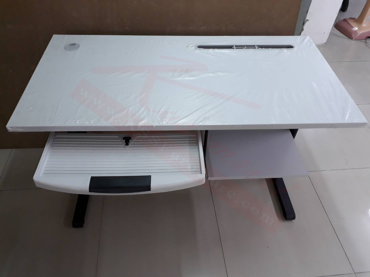 24080::TC-92::โต๊ะคอมพิวเตอร์ ขนาด1200x600x750มม. หน้าโต๊ะเคลือบเมลามีน มีชั้นวางเอกสาร มีถาดวางคีย์บอรด์ โครงขาเหน็กรูปตัว "C" พ่นสี โต๊ะเหล็ก TOKAI
