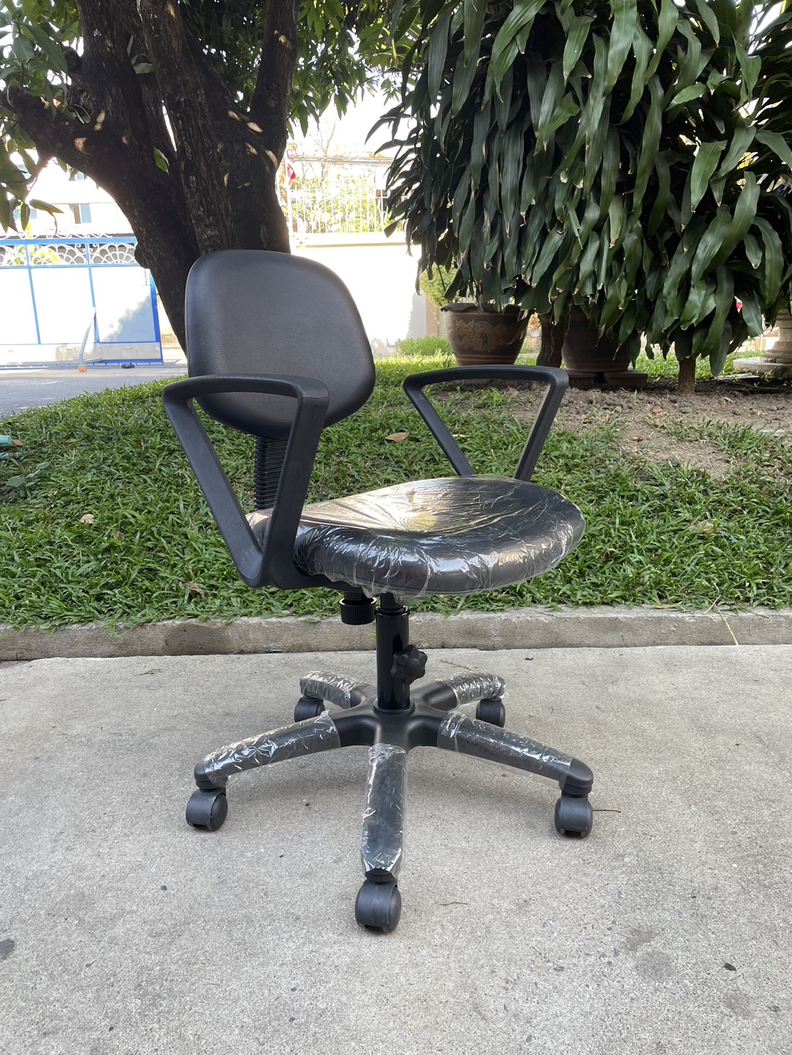 81024::AS-13A::An Asahi AS-13A series office chair with backrest tilting mechanism and black metal/fiber base, providing adjustable locked-screw/gas lift extension. 3-year warranty for the frame of a chair under normal application and 1-year warranty for the plastic base and accessories. Dimension (WxDxH) cm : 60x54x83. Available in 3 seat styles: PVC leather, PU leather and Cotton.
