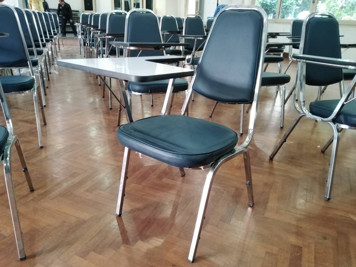 54036::MO-162::An elegant lecture hall chair with colored/chrome base. Dimension (WxDxH) cm : 45x40x90. Available in 4 colors: Blue, Brown, Black and Light Blue
