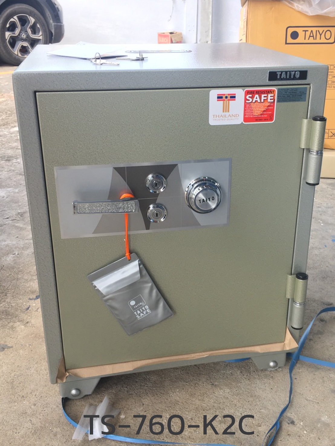 08091::TS-760-K2C-05 (แบบเจาะช่องบริจาค)::ตู้เซฟ ตู้นิรภัยชนิดกันไฟ น้ำหนัก 150 KG. เปิด-ปิดด้วยกุญแจ2ดอกพร้อมกันและหมุนรหัสพร้อมมือจับ ป้องกันการปลอมแปลงกุญแจ ขนาดภายในตู้เซฟ ก450xล355xส547 มม. ขนาดภายนอกตู้เซฟ ก590xล551xส760 มม. ไทโย ตู้เซฟ