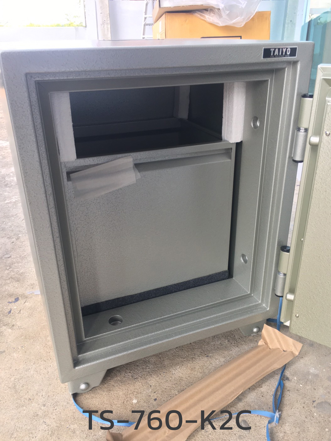08091::TS-760-K2C-05 (แบบเจาะช่องบริจาค)::ตู้เซฟ ตู้นิรภัยชนิดกันไฟ น้ำหนัก 150 KG. เปิด-ปิดด้วยกุญแจ2ดอกพร้อมกันและหมุนรหัสพร้อมมือจับ ป้องกันการปลอมแปลงกุญแจ ขนาดภายในตู้เซฟ ก450xล355xส547 มม. ขนาดภายนอกตู้เซฟ ก590xล551xส760 มม. ไทโย ตู้เซฟ